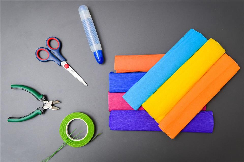 Das benötige Bastelmaterial: Krepppapier, Flüssigkleber, Schere, Zange, Blumendraht und Foristen-Band.Zacharie Scheurer/dpa-tmn