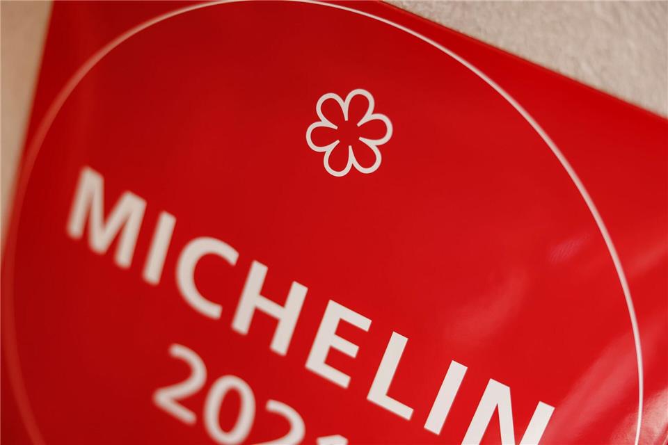 Das berühmte Blechschild von Michelin, das auf ein Sterne-Restaurant hinweist.Daniel Löb/dpa