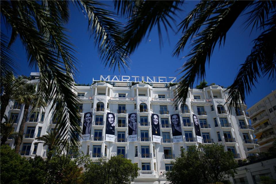 Das berühmte Hôtel Martinez in Cannes, besonders bei Stars während des Filmfestivals beliebt, dient als zentrale Kulisse. (Archivbild)Daniel Cole/AP