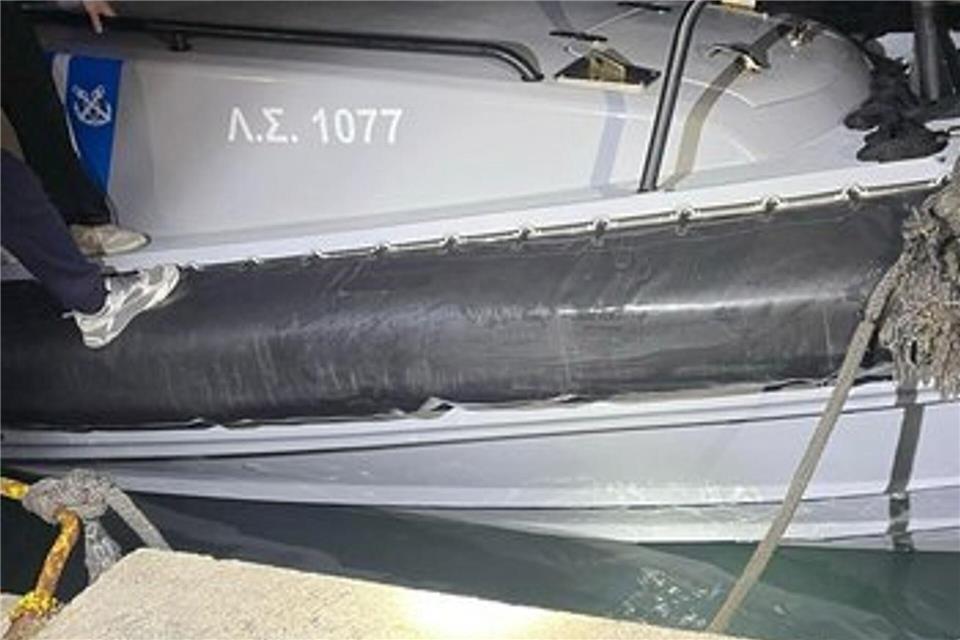 Das beschädigte Patrouillenboot der griechischen Küstenwache nach der Kollision mit dem Boot der Migranten.-/Griechische Küstenwache/dpa