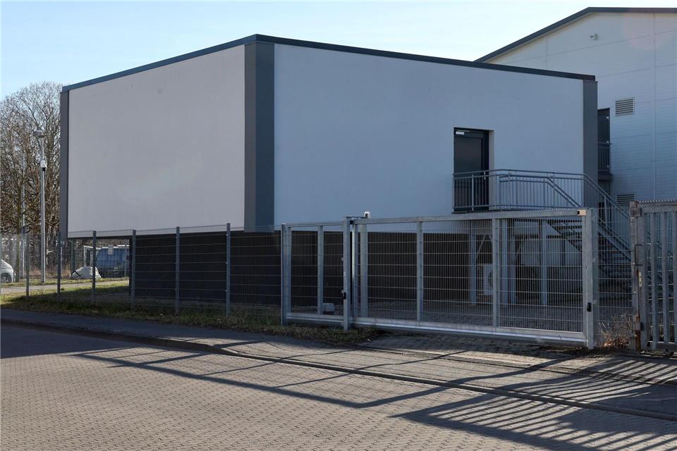 Das besonders gesicherte Gebäude für vertrauliche Meetings steht in Rostock und soll ebenfalls versteigert werden.Bernd Wüstneck/dpa