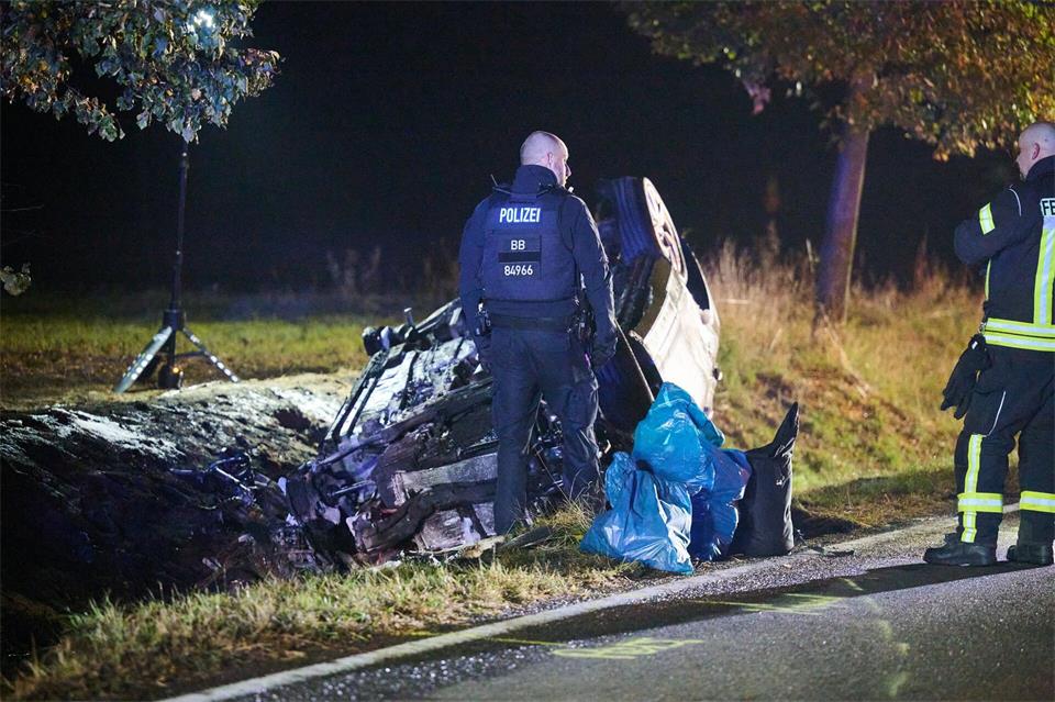 Das beteiligte Auto geriet bei dem schweren Unfall in Brand.Annette Riedl/dpa
