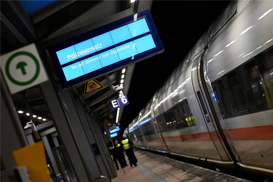 Das betroffene Gleis am Bahnhof wurde gesperrt. Das wirkte sich auch auf andere Züge im Fern- und Regionalverkehr aus.Roberto Pfeil/dpa