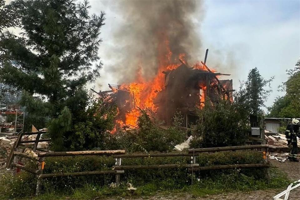 Das betroffene große Haus stürzte komplett ein.Feuerwehr Stadt Weimar/dpa