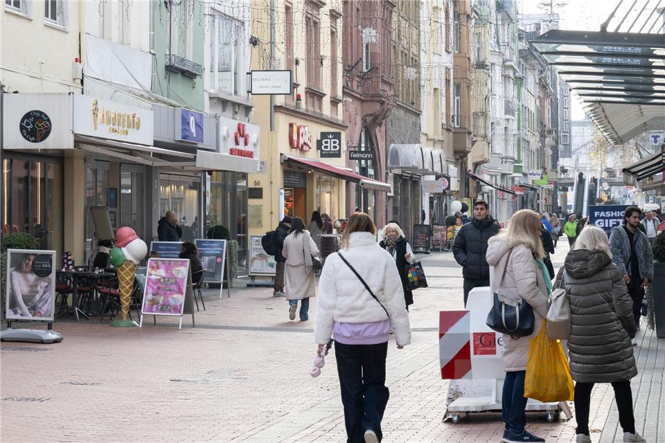 Das bevorstehende Gründungstreffen für eine neue AfD-Jugendorganisation und die erwarteten Gegenproteste sorgen für Verunsicherung bei Gießens Einzelhändlern.Boris Roessler/dpa