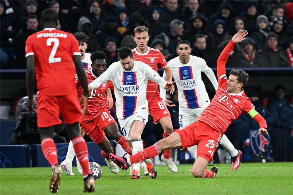Das bislang letzte Duell zwischen Messi (Mitte) und Müller war das Achtelfinal-Rückspiel zwischen Bayern und Paris im März 2023. (Archivbild)Sven Hoppe/dpa