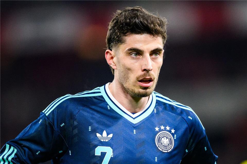 Das blaue DFB-Auswärtstrikot verkauft sich zum WM-Start sehr gut - allerdings gibt es einen kurzfristigen Engpass bei Namen mit dem Buchstaben V - wie etwa bei Kai Havertz. (Archivbild)Tom Weller/dpa