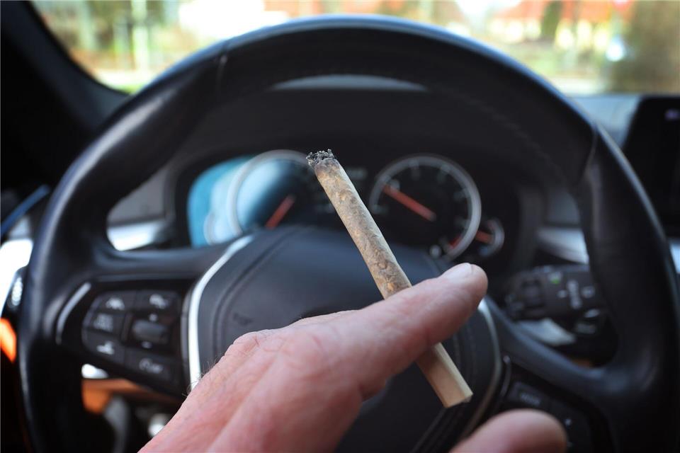 Das brandenburgische Kabinett hat eine Bundesratsinitiative zum Verbot des Mischkonsums von Cannabis und Alkohol im Straßenverkehr beschlossen. (Symbolfoto)Karl-Josef Hildenbrand/dpa