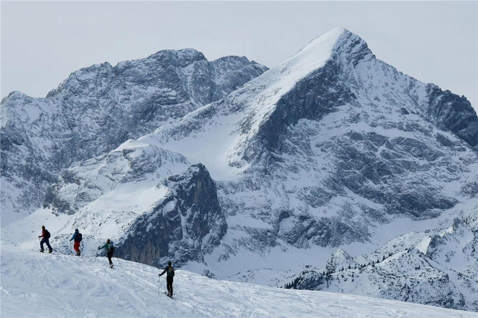 Das braucht Wissen: Wer auf eine Skitour ins freie Gelände aufbricht, sollte mehr als nur ein paar grobe Faustregeln kennen.picture alliance/dpa
