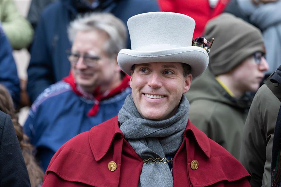 Das bunte Fastnachtstreiben zieht auch Prominenz wie den CDU-Spitzenkandidaten Manuel Hagel an. Silas Stein/dpa