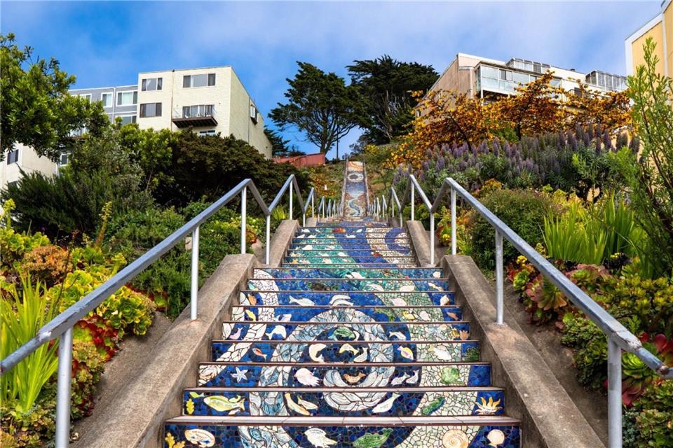 Das bunte Mosaik einer Unterwasserwelt versüßt den langen Aufstieg der Treppe von der 16th Avenue zum Grand View Park.Civic Joy Fund/dpa-tmn