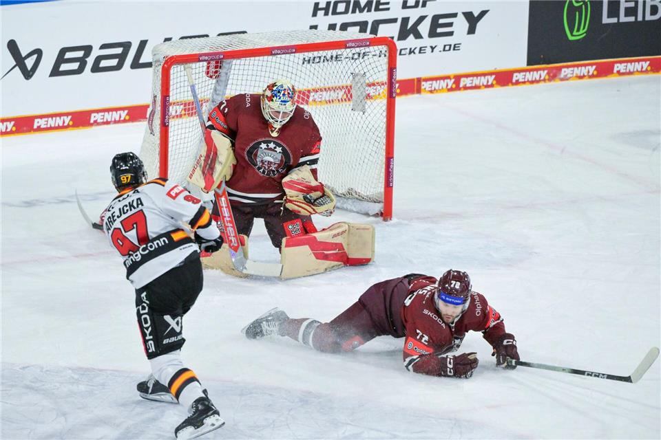 Das deutsche Eishockey-Nationalteam war zum Auftakt des Deutschland Cups gegen Lettland klar besserPeter Kneffel/dpa