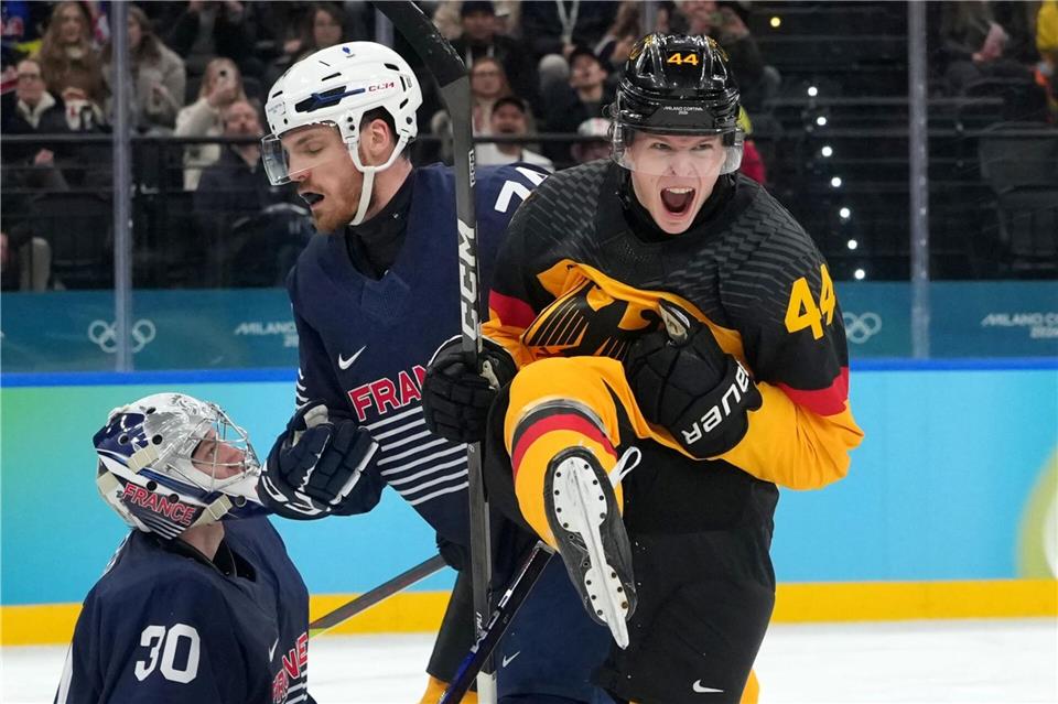 Das deutsche Eishockeyteam um Torschütze Joshua Samanski jubelt über den Viertelfinal-Einzug bei Olympia. Carolyn Kaster/AP/dpa