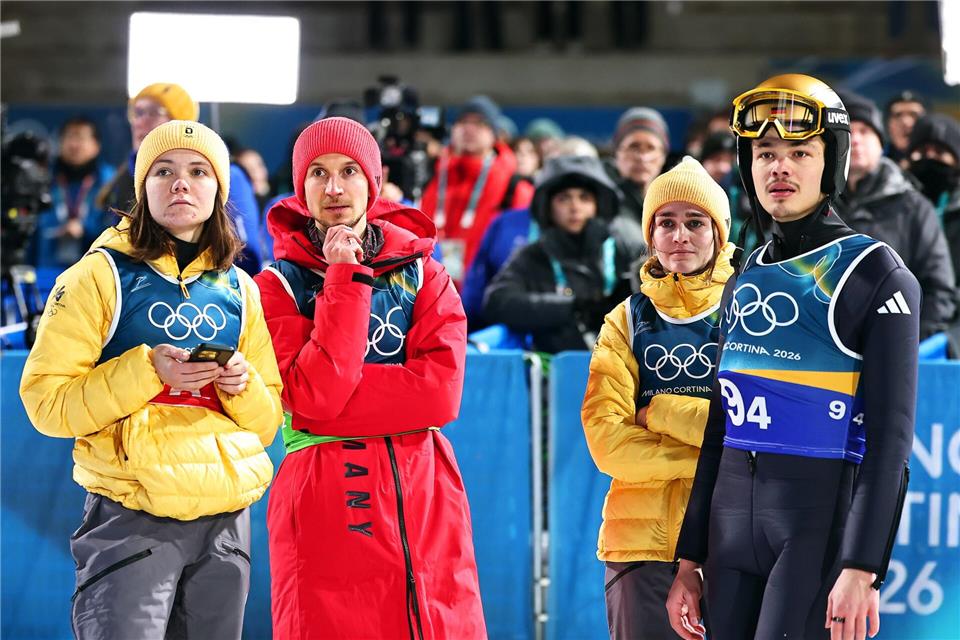 Das deutsche Skisprung-Team um Einzel-Olympiasieger Philipp Raimund (r) freut sich auf einen Tag Pause.Daniel Karmann/dpa