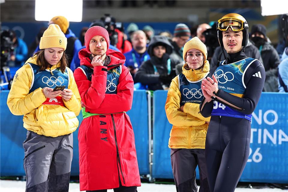 Das deutsche Skisprung-Team war nach Platz vier enttäuscht.Daniel Karmann/dpa