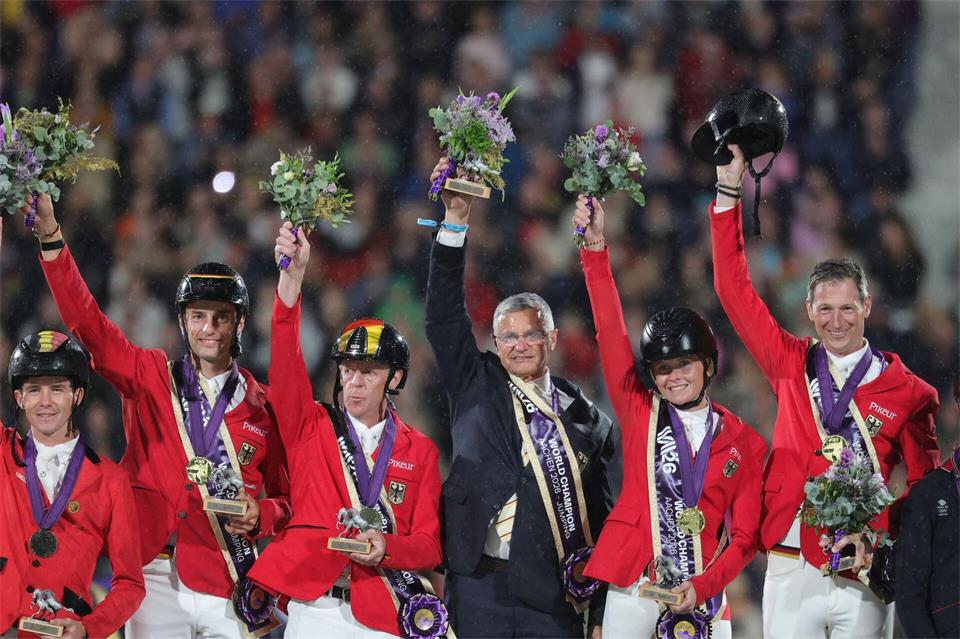 Das deutsche Team feiert WM-Gold.Rolf Vennenbernd/dpa