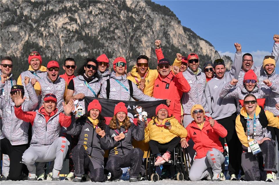 Das deutsche Team feiert in Tesero mehrere Medaillen. (Archivbild) Martin Schutt/dpa