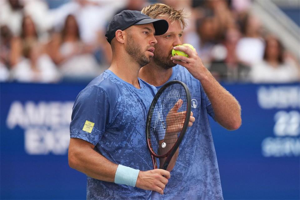 Das deutsche Tennis-Doppel Tim Pütz (l) und Kevin Krawietz verpasste den ersten gemeinsamen Titel.Kirsty Wigglesworth/AP/dpa