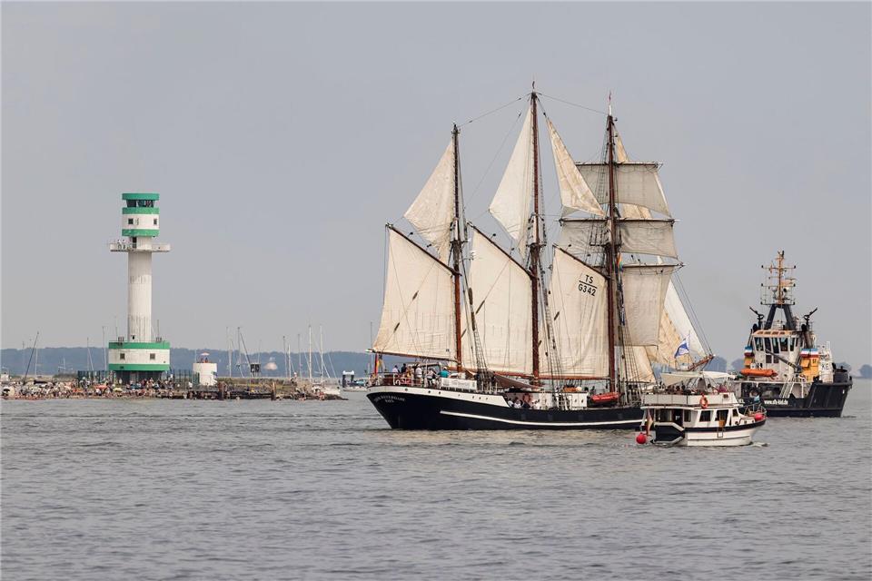 Das deutsche Traditionsschiff „Thor Heyerdahl“ führte die Segelparade an.Frank Molter/dpa