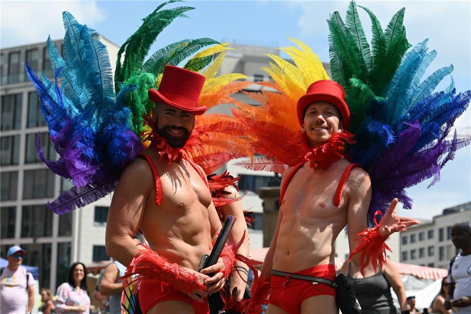 Das diesjährige Motto des CSD Frankfurt lautet YDemokratie braucht keine Alternative!“.Lea Winkler/dpa