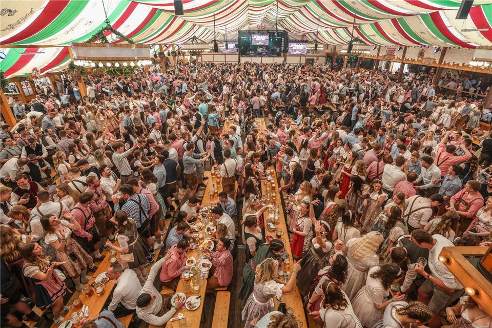Besucherrekord bei Stuttgarter Frühlingsfest Das diesjährige Stuttgarter Frühlingsfest geht zu Ende. (Archivbild)Christoph Schmidt/dpa