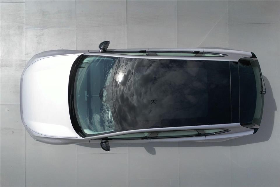 Das dimmbare Panoramadach sorgt im Innern des Volvo EX60 für ein luftiges Ambiente.Volvo/dpa-tmn