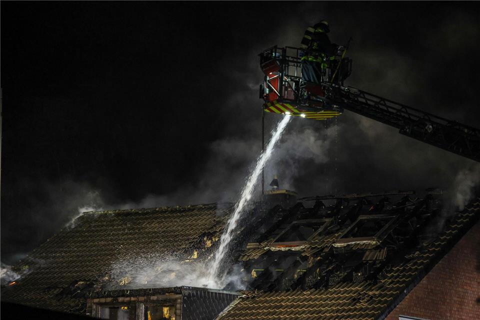 Das dreigeschossige Haus stand vollständig in Flammen.Christoph Reichwein/dpa