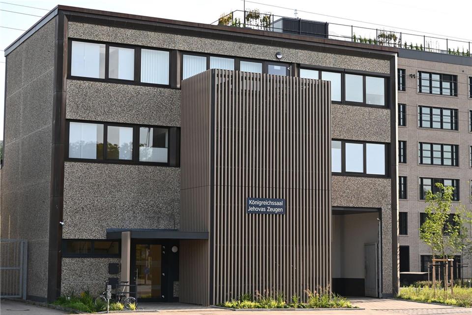 Das dreistöckige Gebäude wurde teilweise in Eigenarbeit von den Zeugen Jehovas renoviert.Katrin Luxenburger/dpa