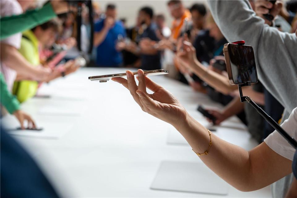 Apple-Neuheiten: Schlankes iPhone statt KI-Feuerwerk Das dünne Gehäuse soll mit einer zusätzlichen Schutzschicht noch widerstandsfähiger gegen äußere Einflüsse sein.Andrej Sokolow/dpa