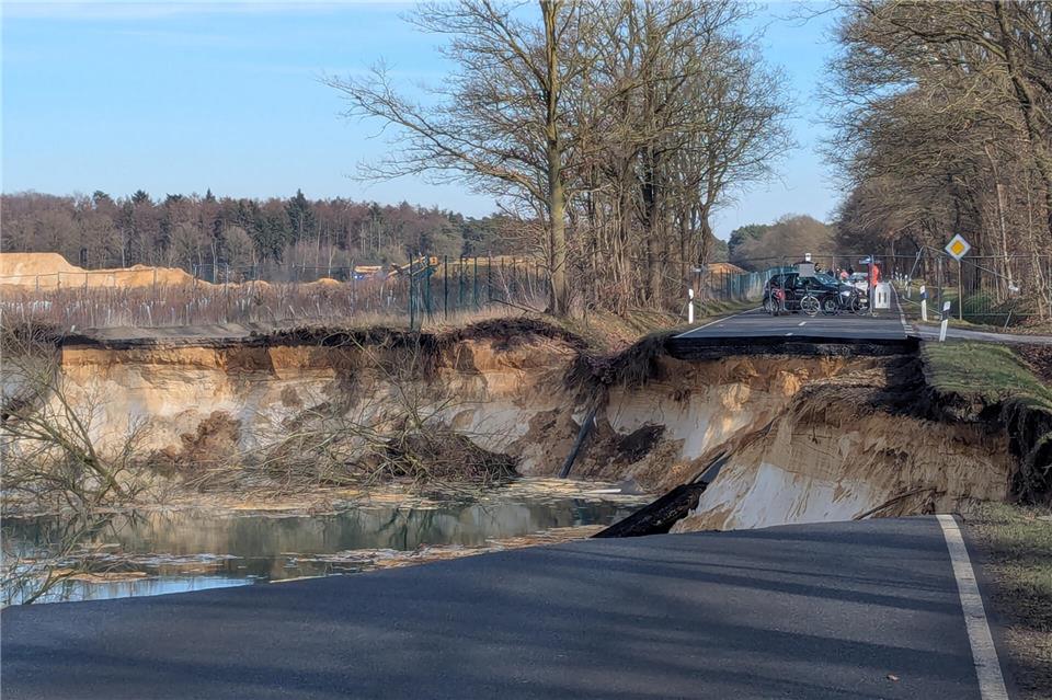 Das durch den Abbruch der Böschungskante an der Bruchstraße in Lette entstandene Loch soll an Ort und Stelle saniert werden. Dazu ist jedoch noch eine Freigabe notwendig.