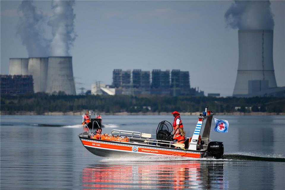Das durchwachsene Sommerwetter bremst den Badetourismus und damit die Einsätze der Rettungskräfte, wie der Wasserwacht. (Archivbild)Robert Michael/dpa