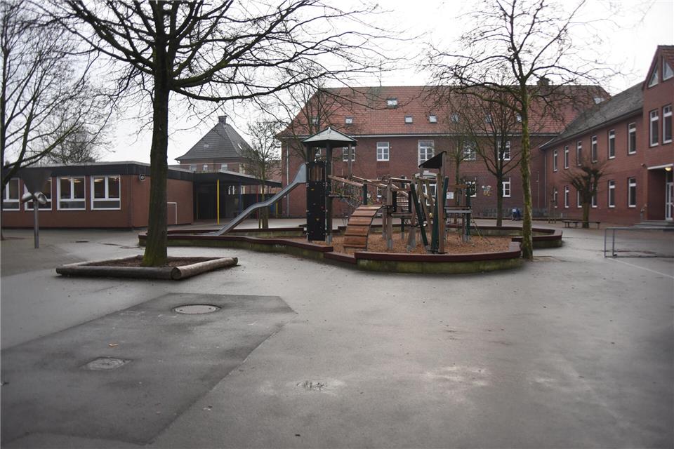 Das ehemalige Grundschulgebäude An der Worthe steht derzeit größtenteils leer. Nur die Turnhalle und die Pavillons werden weiter genutzt. Wie eine Nachnutzung aussehen könnte, ist weiter offen.