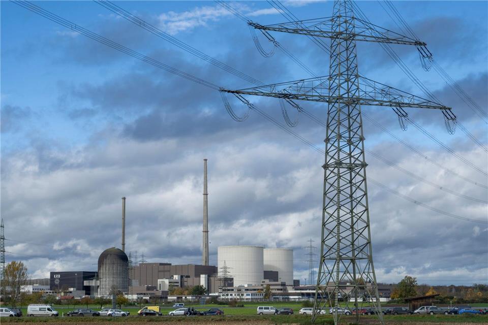 RWE beginnt Bau des größten Batteriespeichers in Deutschland  Das ehemalige Kernkraftwerk nach der Sprengung der Markanten Kühltürme. (Archivbild)Stefan Puchner/dpa