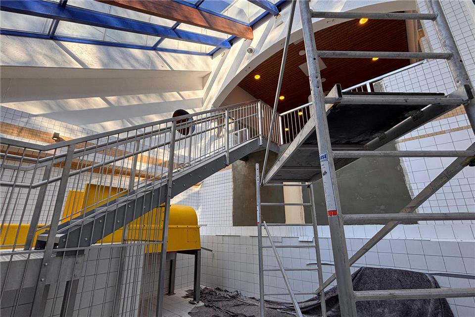 Das ehemalige „Landbecken“ neben der Riesenrutsche erhält eine Extra-Treppe: So wird es für Kurse und Kindergeburtstage zugänglich gemacht.