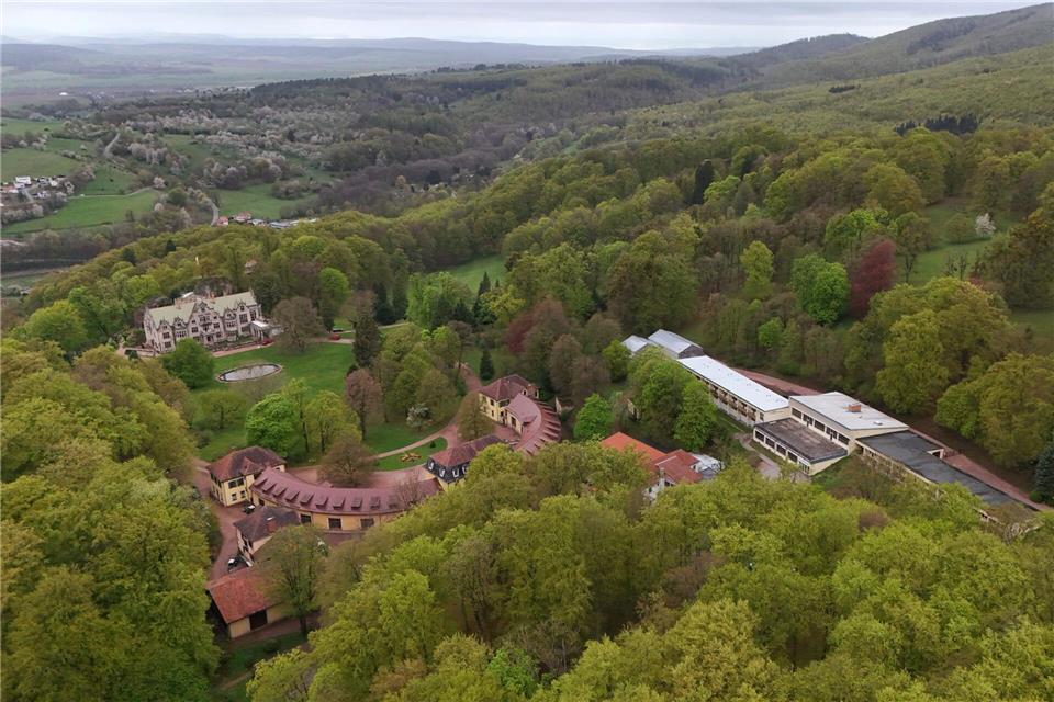 Das ehemalige Waldhotel „Am Schloßpark“ (r.) soll abgerissen werden.Martin Schutt/dpa