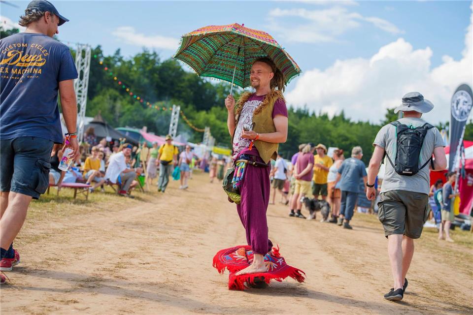 Das einstige Hippie-Treffen ist eines der ältesten Festivals in Deutschland. In den vergangenen Jahren hat es sich einem größeren Publikum geöffnet, hält aber an den Wurzeln „Love and Peace“ fest.Andreas Arnold/dpa