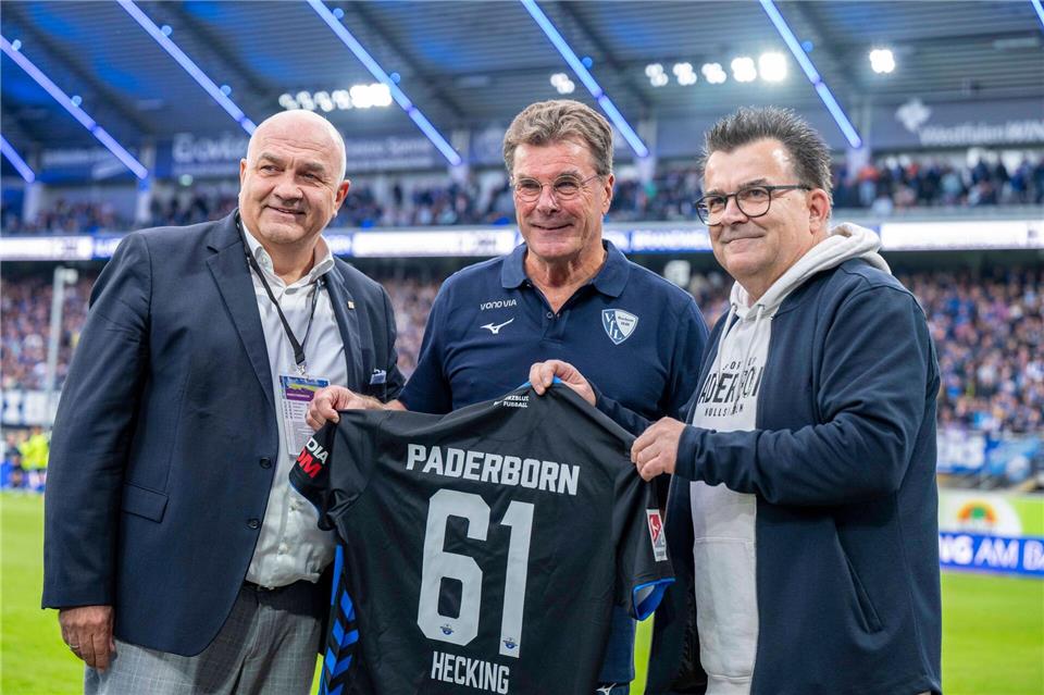 Das einzige Geschenk für VfL-Trainer Dieter Hecking kurz vor dem Spiel: Ein Trikot von Gegner SC Paderborn.David Inderlied/dpa