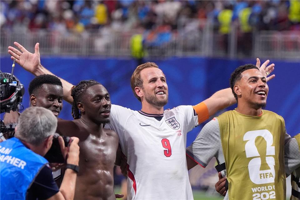 Das englische Team um Kapitän Harry Kane feiert nach Siegen bei der WM mit den Fans zum Oasis-Song „Wonderwall“. (Archivbild)Mike Stewart/AP/dpa