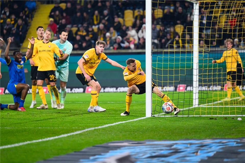 Das entscheidende Tor: Dynamos Niklas Hauptmann kann das 2:3 für Braunschweig nicht verhindern.Robert Michael/dpa