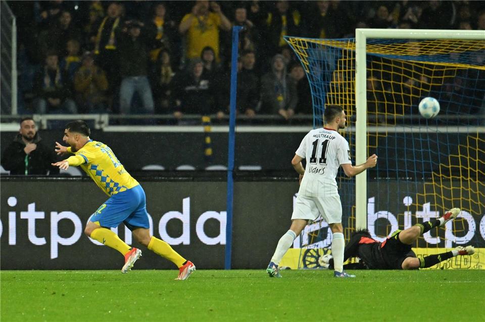 Das entscheidende Tor in der Relegation: Braunschweigs Fabio Di Michele Sanchez trifft gegen seinen Ex-Club Saarbrücken. (Archivbild)Swen Pförtner/dpa