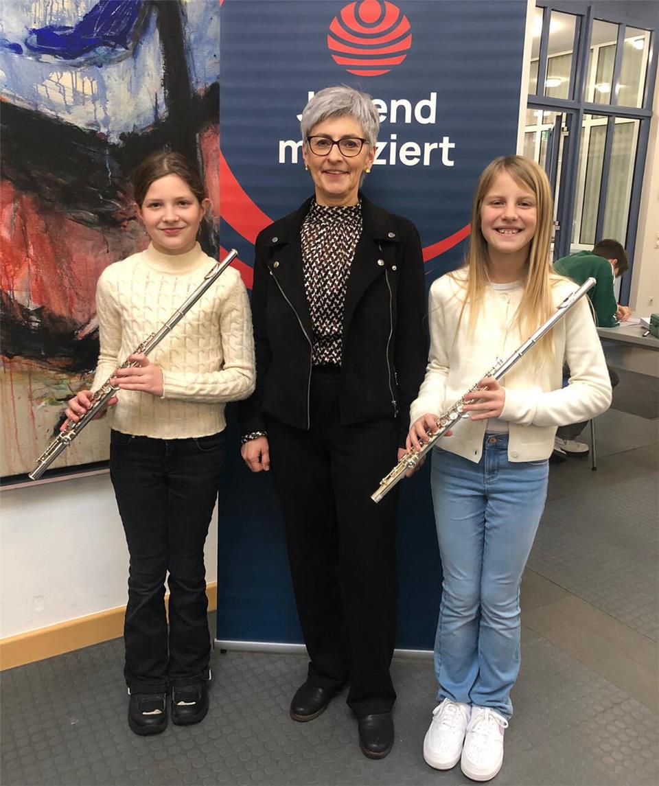 Das erfolgreiche Querflöten-Duo Nica Camminadi (l.) und Emily Rosenthal und freute sich mit Lehrerin Martina Lohmann über den Sieg.