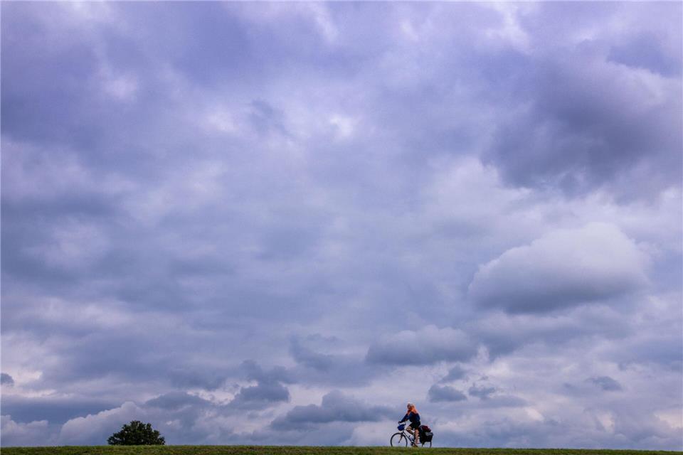Das erste Adventswochenende zeigt sich überwiegend grau bei milden Temperaturen und gebietsweise Regen. (Symbolbild)Jens Büttner/dpa