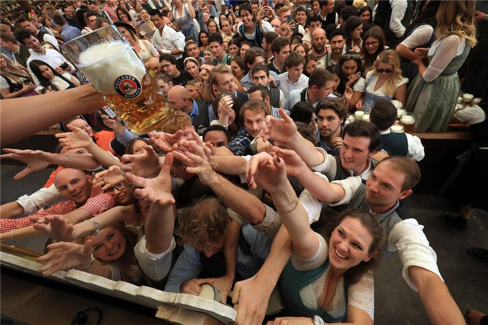 Was man zum Münchner Oktoberfest wissen muss Das erste Bier gibt es am Anstichstag erst um 12 Uhr - entsprechend groß der Durst. (Archivbild von 2024)Karl-Josef Hildenbrand/dpa