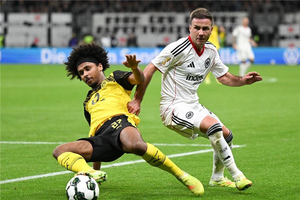 Das erste Duell im neuen Jahr: Frankfurt mit Mario Götze (r) empfängt am 9. Januar die Dortmunder um Karim Adeyemi. (Archivbild)Arne Dedert/dpa