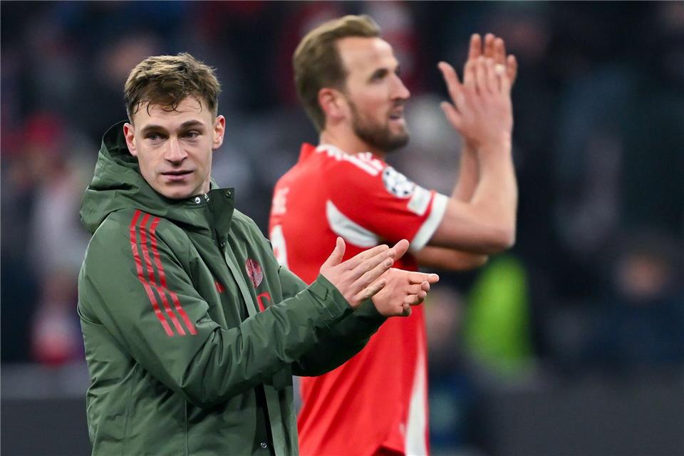 Das erste Etappenziel ist erreicht: Joshua Kimmich (l) und Harry Kane feiern den Einzug ins Achtelfinale.Sven Hoppe/dpa