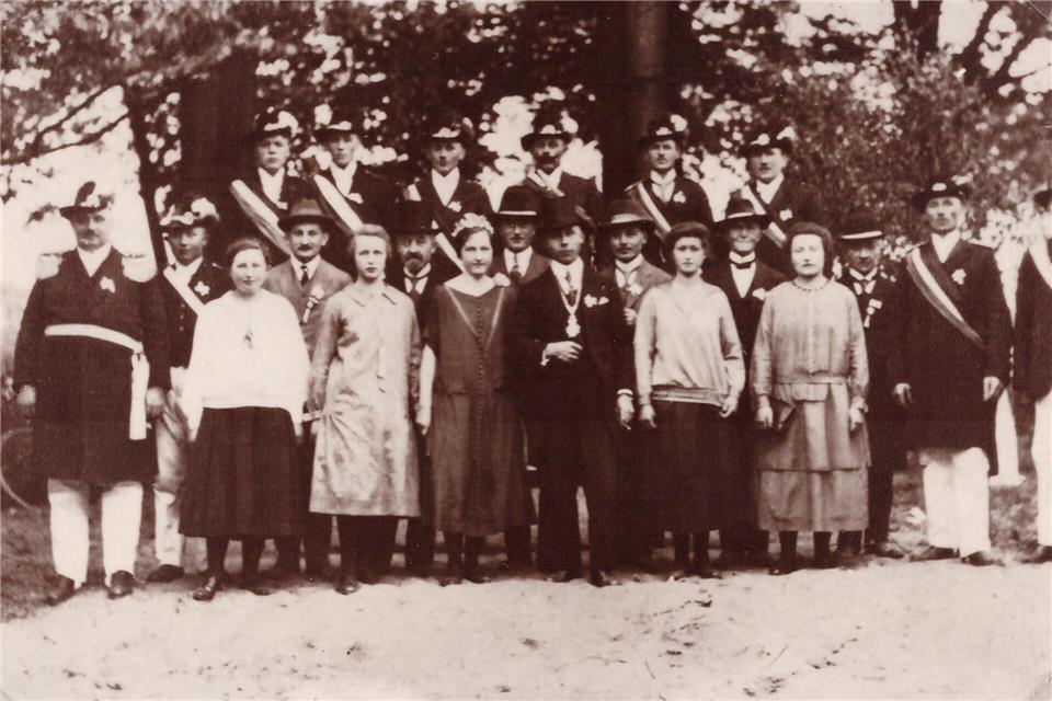 Das erste Königspaar des St.-Ludgerus-Schützenvereins Hoxfeld bildeten 1926 Heinrich Lepping und Gertrud Heymer.
