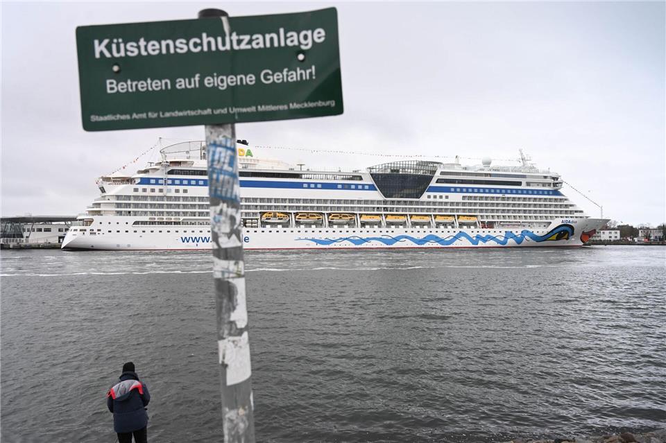Das erste Kreuzfahrtschiff der neuen Saison hat in Rostock-Warnemünde festgemacht. 2026 sind etwas weniger Anläufe angekündigt als 2025.Stefan Sauer/dpa