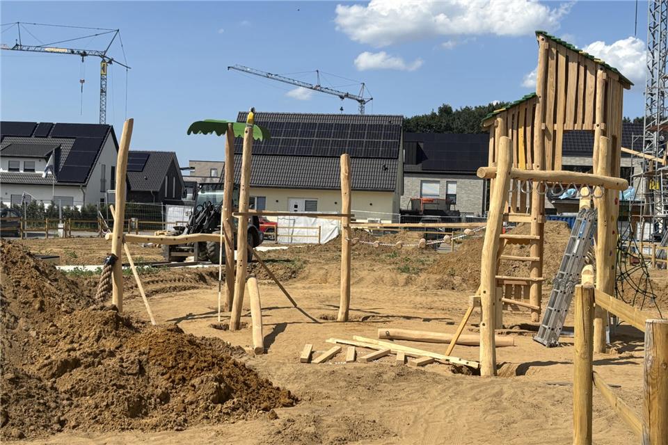Das erste Spielgerät steht nun auf dem neuen Dschungelspielplatz.