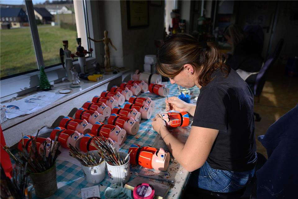 Das erzgebirgische Kunsthandwerk hat in der Weihnachtszeit Hochkonjunktur. Ein Zentrum mit vielen Werkstätten ist das Spielzeugdorf Seiffen. Hendrik Schmidt/dpa