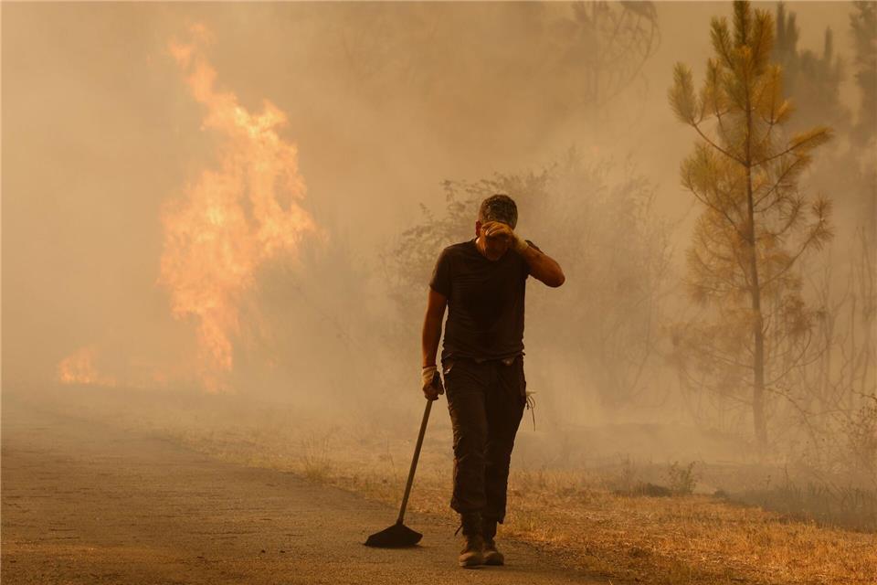 Das extrem heiße Wetter, die zusätzliche Gluthitze der Brände und der viele Rauch bringt die Brandbekämpfer an den Rand ihrer Kräfte.Lalo R. Villar/AP/dpa